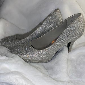 Silver slipper pumps. Small heel